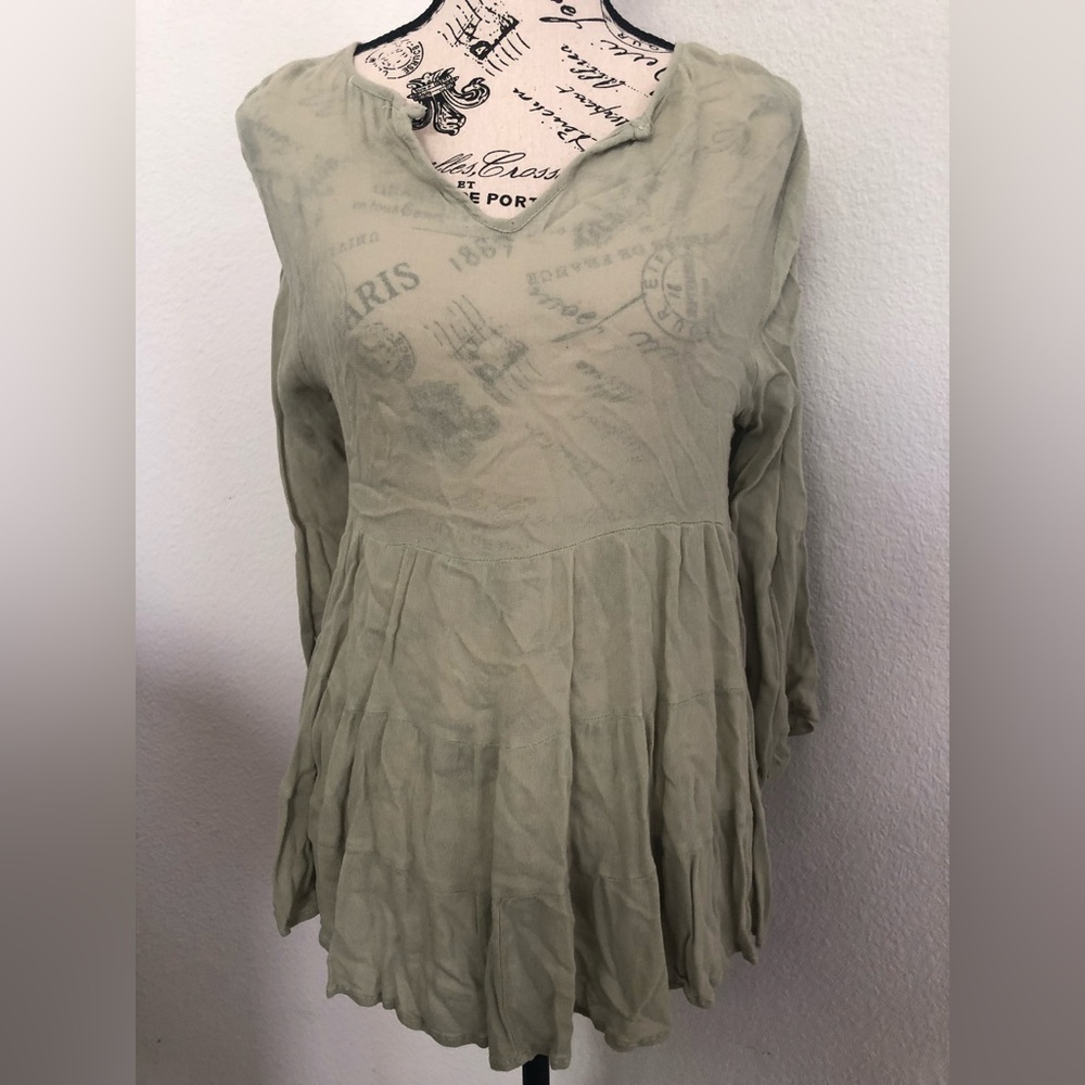 Ro & De Green Pleated Tunic with V-Neck and 3/4 Sleeves